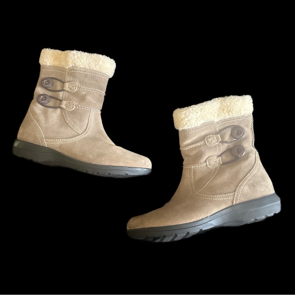 Clarks Beige Suede Faux Fur Side Zipper Buttons Flat Boots Size 7.5 M Women’s